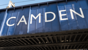 Immagine puramente decorativa dell'articolo sul quartiere di Camden Town: mostra il lato di un ponte di metallo con su scritto la parola "Camden"