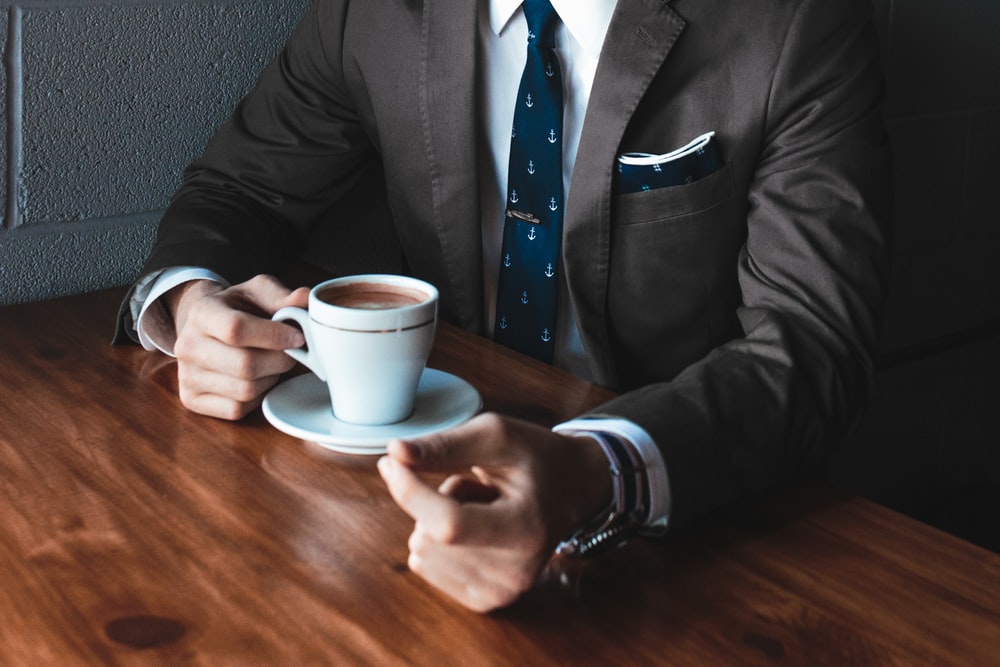 Un lavoratore durante il "coffee-break"