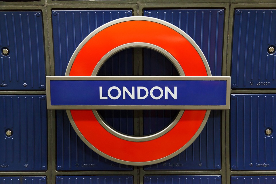 Una foto del logo della metropolitana di Londra su cui è scritto "LONDON".