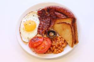 In questa immagine viene mostrato una colazione inglese tradizionale: il Full English Breakfast.