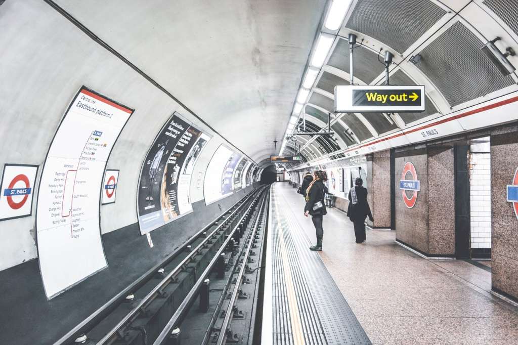 Foto che mostra la fermata della Tube di Londra
