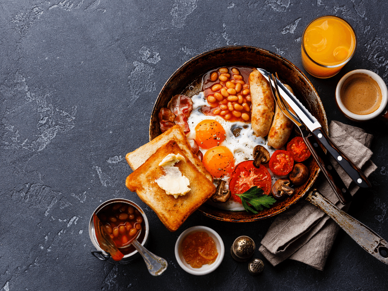 In questa immagine è mostrata la tipica colazione inglese, il Full English Breakfast.