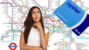 Immagine decorativa. Mostra una ragazza in primo piano che pensa guardando verso una Oyster Card. Sullo sfondo c'è la mappa della Tube di Londra.