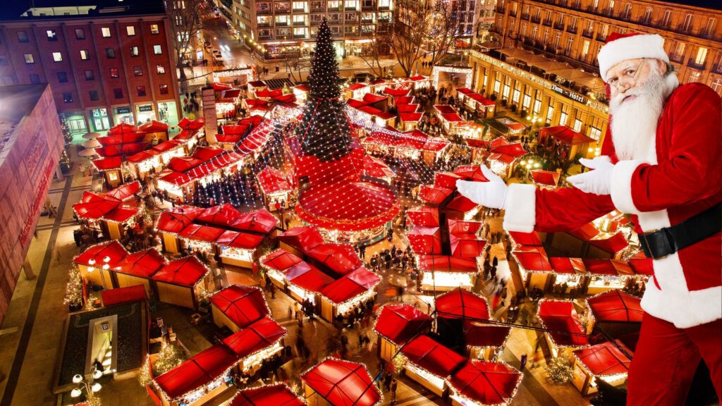 Un'immagine dall'alto di una piazza piena di bancarelle nel periodo natalizio.