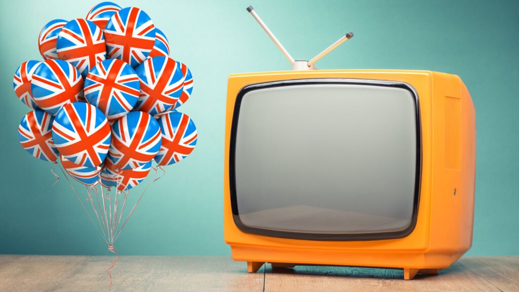 Una TV gialla con dei palloncini con la bandiera del Regno Unito stampata.